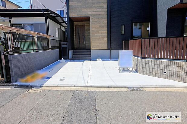 【カースペース】カースペース２台分ございます！家族分の自転車の駐輪スペースとしても勿論、来客用の駐車スペースとしてもお使いいただけます。