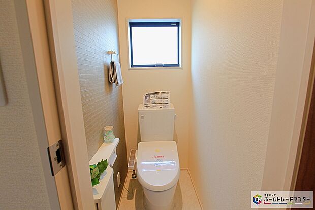 【トイレスペース】窓付きのトイレスペース！採光もあり明るく、快適空間となっております♪毎日使う場所だからこその配慮です！また、換気環境も良好です♪