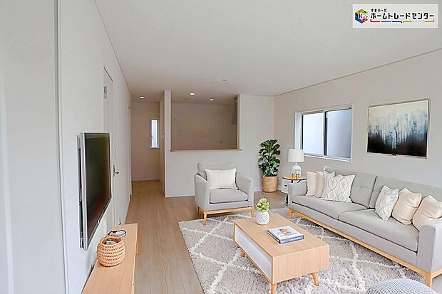【リビング】現況の物件写真に、CG による画像処理を行っています。家具、家電、照明器具、小物、カーテン、その他のイメージはCG です。