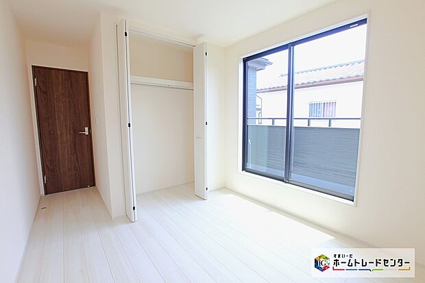 【洋室】収納を随所に設置しておりますので、住空間を有効活用出来ます。自分好みのお部屋で、ゆったりお寛ぎ頂けます。