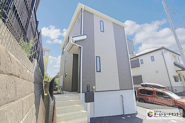 【現地外観写真】閑静な住宅街に立地します☆前面道路は開放感溢れる6.4m幅、陽当り・通風良好です♪