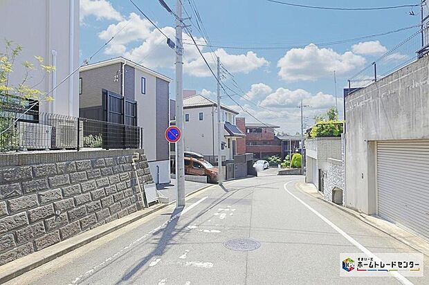 【前面道路含む現地写真】閑静な住宅街です☆前面道路は6.4m以上ありますので採光もとれます☆