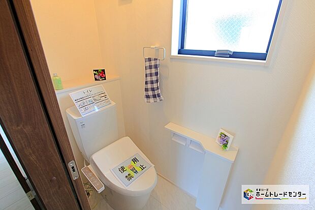 【トイレスペース】窓付きのトイレスペース！採光もあり明るく、快適空間となっております♪毎日使う場所だからこその配慮です！また、換気環境も良好です♪
