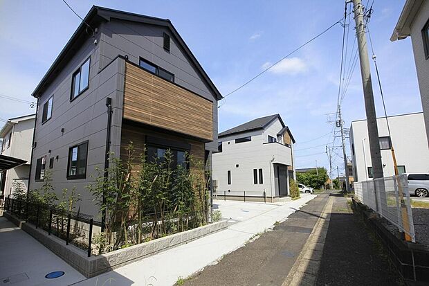 【リビング前に目隠し】リビング前には植栽があるので道路からの目隠しになります☆