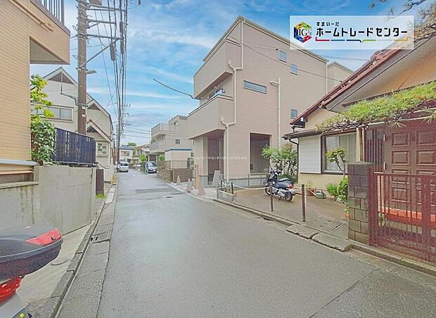 【前面道路含む現地写真】閑静な住宅街に立地します☆
コンビニ、ドラッグストア、郵便局が徒歩５分圏内に揃います♪