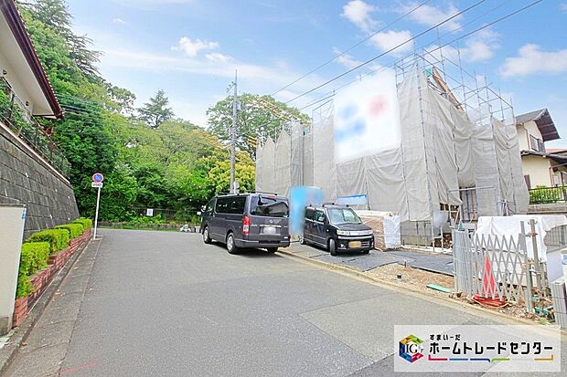 【前面道路含む現地写真】敷地６７坪！カースペース並列３台分ございます♪
リビング２０．５帖！シューズインクローク付、ゆとりの４LDKプランです☆