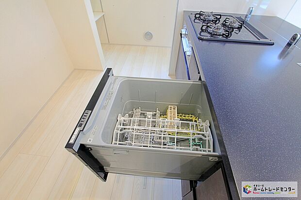 【食器洗浄乾燥機】忙しい奥様の味方、後片付けもラクラクなビルトイン食洗機付き。洗い終わった食器の水切りや乾燥としても便利です。