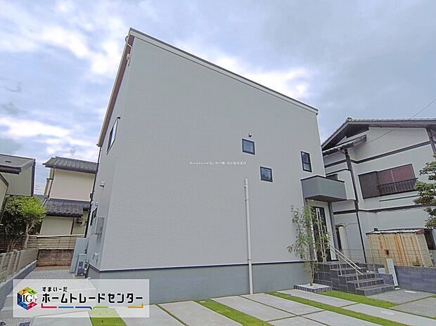 【現地外観写真】敷地６１坪超！カースペース並列３台分＆広々お庭スペースございます♪
リビング１８．５帖！ファミリークローゼット＆パントリー付、ゆとりの４LDKプランです☆