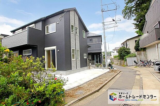 【現地外観写真】洗練されたデザインのお洒落なお住まいです。ゆとりの広さを誇る魅力あふれる邸宅の完成です。