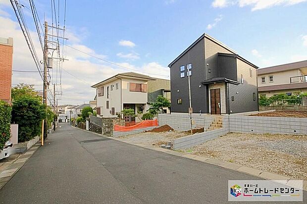 【前面道路含む現地写真】敷地面積54坪超の整形地！カースペース並列３台可（車種によります）シューズインクローク＆ウォークインクローゼット付、ゆったり過ごせる４LDKプランです♪