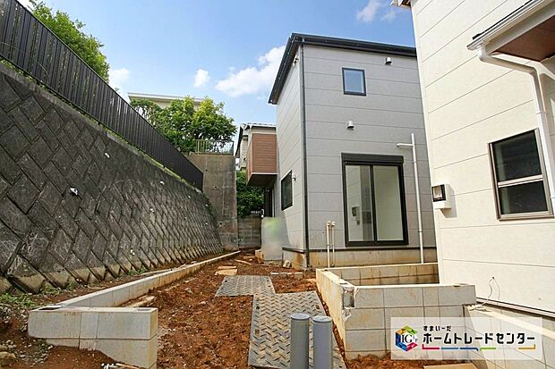 【現地外観写真】閑静な住宅街に立地します♪陽当り・通風良好♪前面道路は６ｍ幅、開放感溢れる街並み☆
