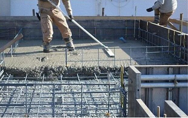 【ベタ基礎】基礎の床面と立ち上がり部分が一体となっており、鉄筋コンクリートでつくられた強固な基礎です。面全体で揺れを抑えつけ建物の荷重を均等に受けられるので、地面に沈み込む力を小さくすることができます。幅は150mm、高さは400mm。地面をコンクリートで覆うので地面から上がってくる湿気を防ぎ、シロアリの侵入も防ぎます。