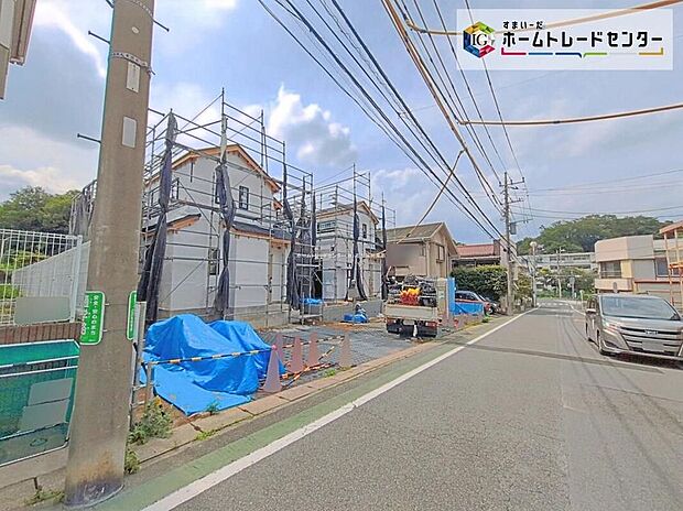 【前面道路含む現地写真】閑静な住宅街に立地します!前面道路は開放感溢れる7m幅!陽当たり・通風良好です♪