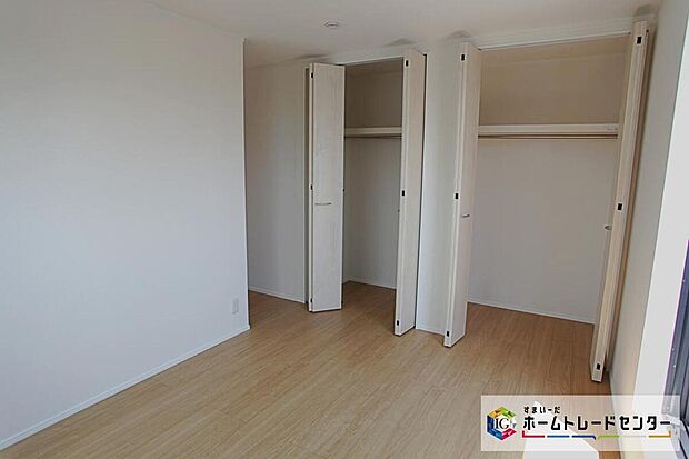 【洋室】1階と3階の両方にお部屋があるので1階を客室や物置として使ったり、家族で居住スペースを分けるなど、ライフスタイルに合わせて使い分けていただけます。