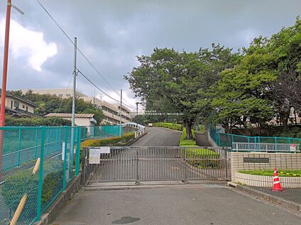 横浜市立上寺尾小学校 703m(徒歩9分)