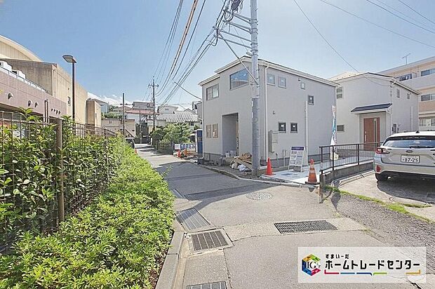 【前面道路含む現地写真】閑静な住宅街に立地します☆「柿生小学校」まで徒歩1分♪スーパー、コンビニ、ドラッグストア、郵便局が徒歩8分圏内に揃います☆