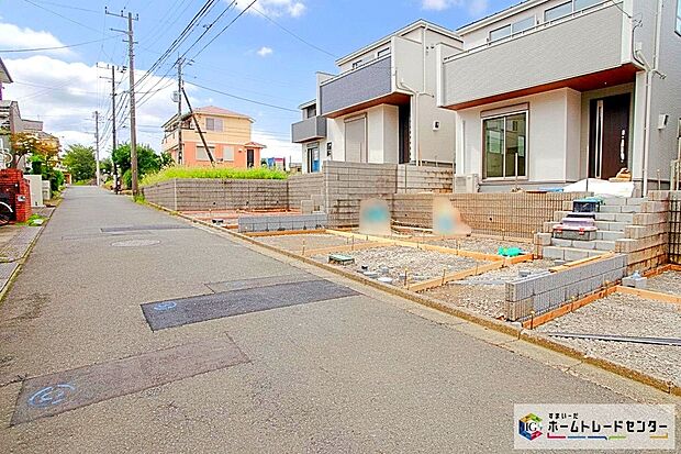 【前面道路含む外観写真】駐車スペースもございます☆車を1台停めても自転車等も停められます☆