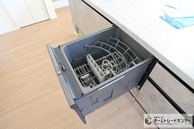 【食器洗浄乾燥機】忙しい奥様の味方、後片付けもラクラクなビルトイン食洗機付き。洗い終わった食器の水切りや乾燥としても便利です。