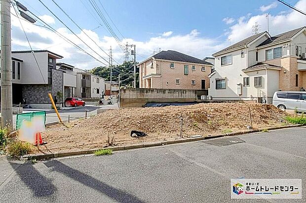 【現地外観写真】敷地面積37坪、カースペース並列2台分ございます☆リビング広々19.43帖&全居室6帖以上、ご家族でゆったりお過ごしいただける4LDKプランです!