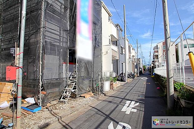 【前面道路含む現地写真】静かで落ち着いた住宅街に立地します！「四谷小学校」まで徒歩３分、「南大師中学校」まで徒歩５分、毎日の登下校も安心ですね♪