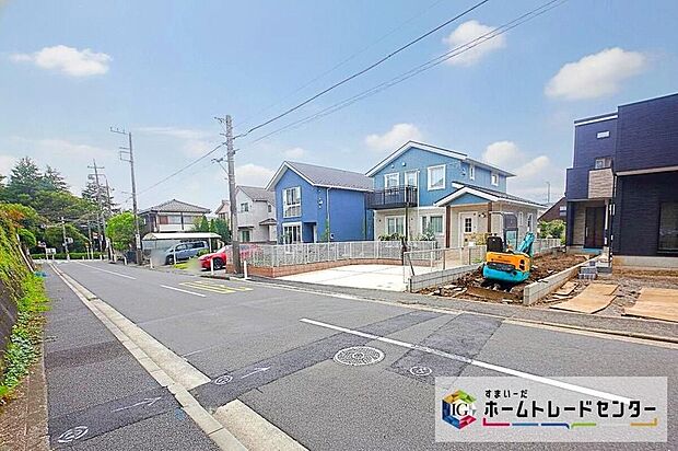 【☆ 駐車スペース ☆】2~3台分の駐車スペースがございます☆家族分の自転車の駐輪スペースとしても勿論、来客用の駐車スペースとしてもお使いいただけます。