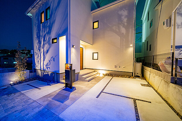 当社施工例：昼とは違い植栽やアッパーライトにより夜の風景が輝いてみえます。