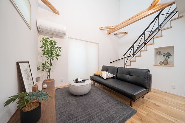 当社施工例：南向きの恩恵を最大化するべく１級建築士の先生と共に何度も打合せを行いました。高い耐震性を備えつつ、広い吹き抜けから間接照明や造作棚も希望を形にできました。