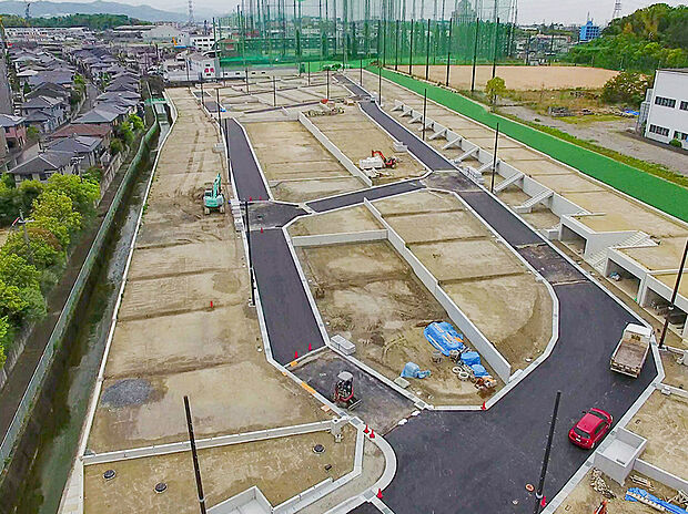 【現地】ハザードマップ上でも水災害・地震の範囲からは外れております。
万が一を考え周辺道路よりも造成地自体の高さをあげております。備えあればうれいなしを目指しております。(2021年10月撮影)