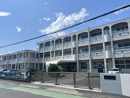 富士第一小学校 現地から830m。(徒歩11分。)