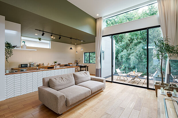 プラン例(2)LDK
借景を用した安らぎののあるLDK
木特有の質感・匂いをご体感いただける。