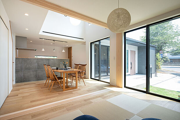 【内観施工例(LDK)】LDKから連続した茶の間は、子供の遊び場や客間など様々なシーンに対応し、空間全体を和の雰囲気にまとめています。