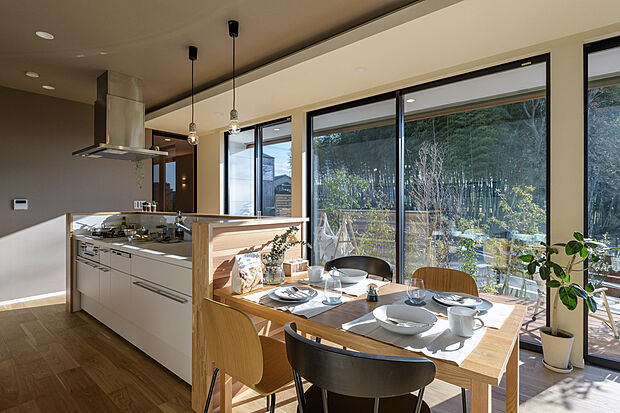 【内観施工例(キッチン)】回遊がスムーズなだけでなく、キッチンに立つ人を孤立させない空間づくり。温かな日差しが全てに降り注ぐ愛情設計です。