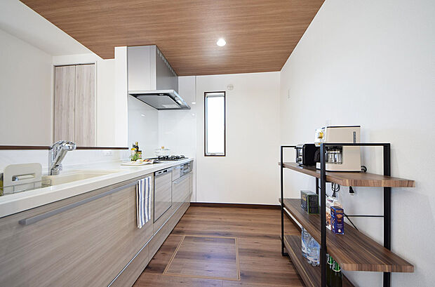 キッチン（5号棟）スライド式の収納スペース、
床下収納と収納スペース満載のキッチンはいつもスッキリ。
