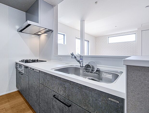 キッチン（当社施工例）対面キッチンで小さなお子様がいる家庭でも目が届き安心です。※イメージの為実際と異なる場合があります。