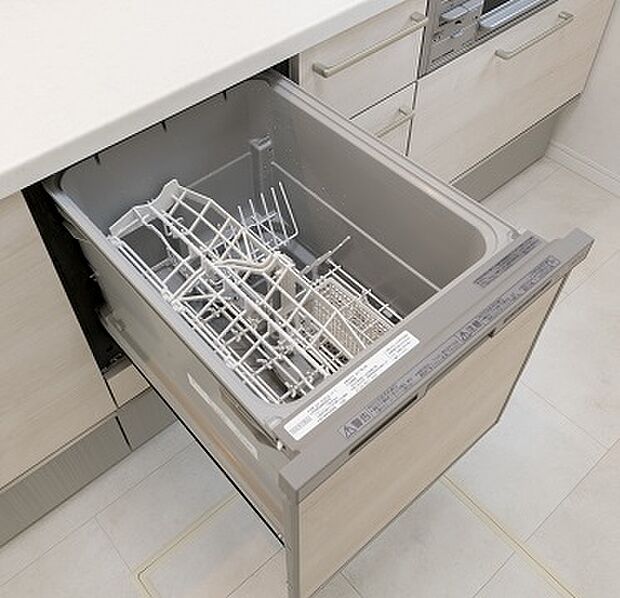 【食器洗浄乾燥機　（当社施工例）】お料理後の後片付けをサポートするビルトインタイプの食器洗い乾燥機は節水にもつながります。※イメージのため実際と異なる場合があります。