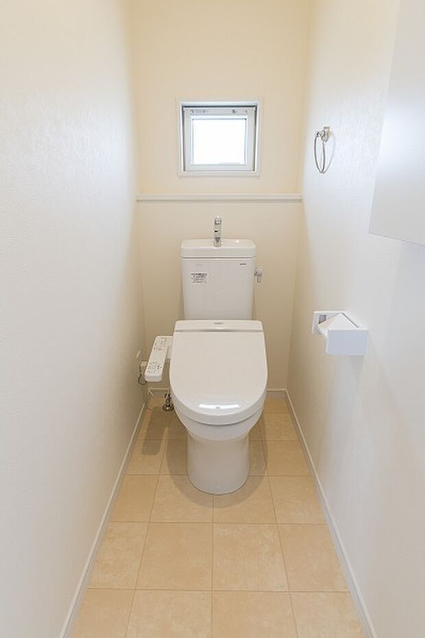 【2階トイレ（当社施工例）】少ない水量を有効に使い、しつこい汚れも綺麗に洗浄するトルネード洗浄。フチ裏のない便器と渦を巻くような水流で汚れにくくお掃除楽々。※イメージのため実際と異なる場合があります。