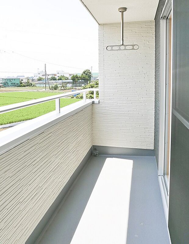 【バルコニー（当社施工例）】南向きで日当たり良好のバルコニーはインナー部分もあり急な雨でも安心♪※イメージの為実際と異なる場合があります。