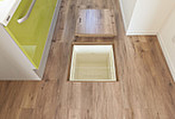 【キッチン床下収納(当社施工例)】季節ものの器具や漬け置きものなどの収納スペースに便利です。※イメージの為実際と異なる場合があります。