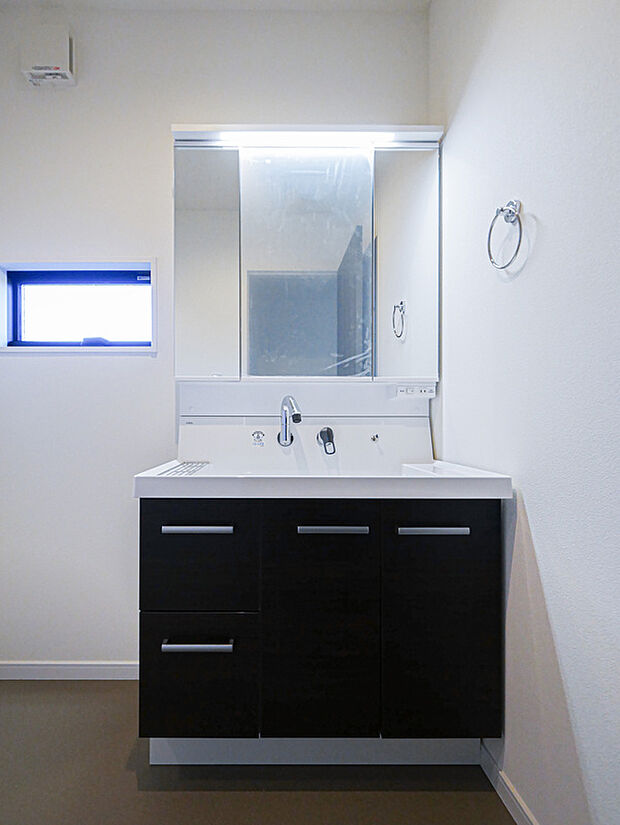 【洗面化粧台(当社施工例)】洗面化粧台は三面鏡で収納も抜群です。※イメージの為実際と異なる場合があります。