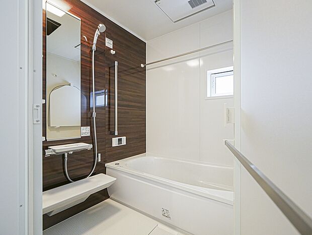 【浴室（当社施工例）】保温浴槽で快適さと省エネを両立。※イメージのため実際と異なる場合があります。