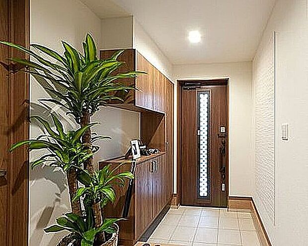 【玄関（当社施工例）】煩雑になりがちな玄関周りもコの字型収納でたっぷり収納できます。※イメージのため実際と異なる場合があります。号棟により異なります。