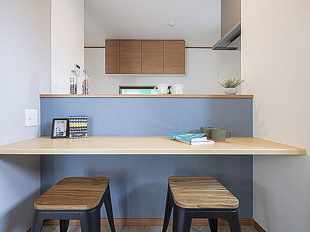 【カウンター(イメージ画像)】キッチン前にカウンターを設け、お子様の勉強や家族の趣味・仕事のスペースに便利です。※イメージの為実際と異なる場合があります。号棟により異なります。