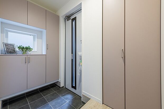 【玄関(当社施工例)】煩雑になりがちな玄関周りもコの字型収納でたっぷり収納できます。家族の写真などを飾って家族が早く帰りたくなる家に♪※イメージの為実際と異なる場合があります。