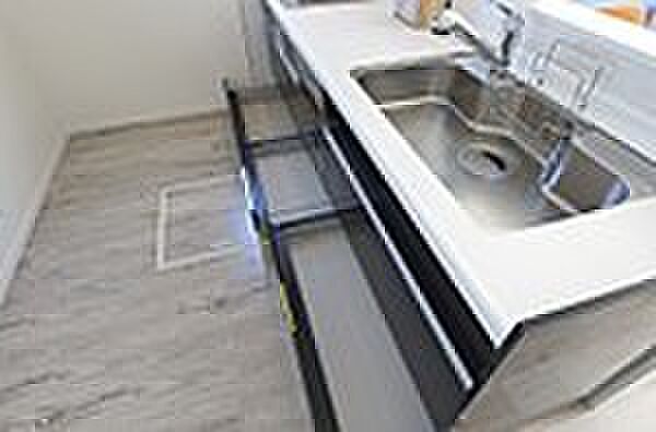 【キッチン収納（当社施工例）】オールスライド式の収納スペースで調理器具等もすっきり。※イメージのため実際と異なる場合があります。