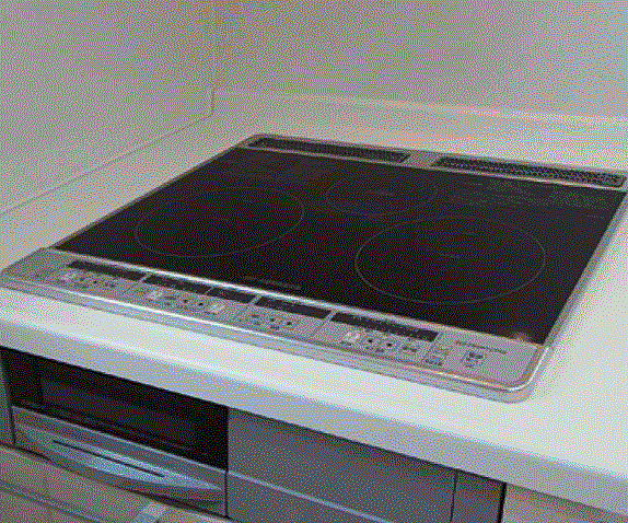 【IHクッキングヒータ（当社施工例）】オール電化仕様で安全に。フラットなのでサッと拭くだけで綺麗になるのでお掃除も楽々です。※イメージのため実際と異なる場合があります。