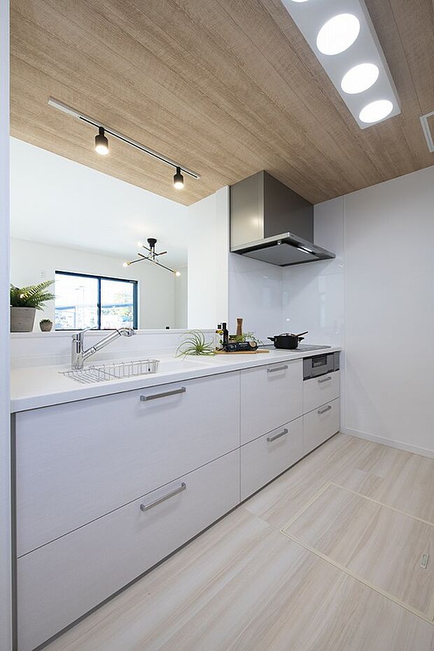 【キッチン(当社施工例)】使いやすさを重視したキッチン。浄水器一体型の水栓やお手入れ楽々な人工大理石のシンクなど充実した機能が満載。※イメージのため実際と異なる場合があります。