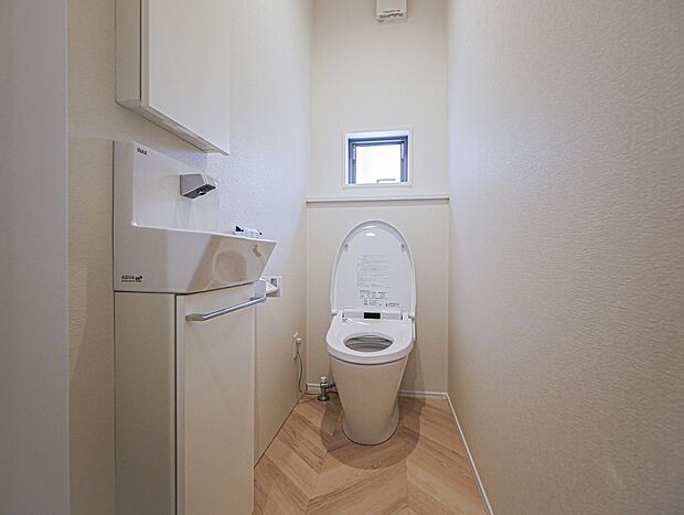 【1階トイレ（当社施工例）】トイレに近づくと自動でふたが開き、離れると閉まるオート開閉。使用後は自動で便器洗浄。毎日使うトイレだから想像以上に快適です。※イメージの為実際と異なる場合があります。