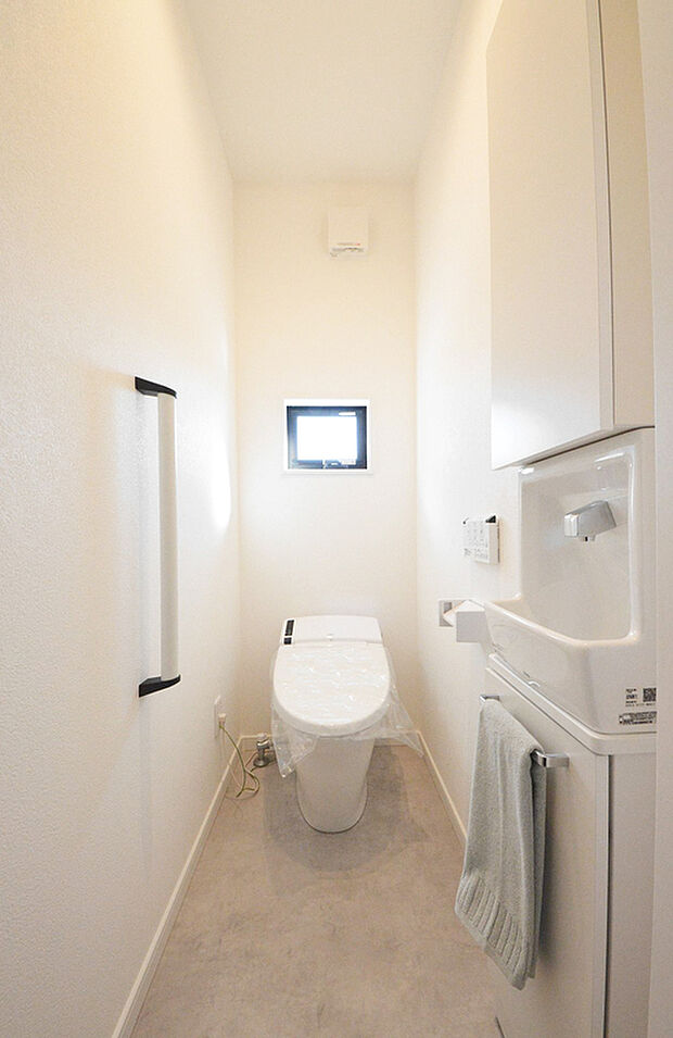 【トイレ（当社施工例）】トイレに近づくと自動でふたが開き、離れると閉まるオート開閉。使用後は自動で便器洗浄。毎日使うトイレだから想像以上に快適です。※イメージのため実際と異なる場合があります。
