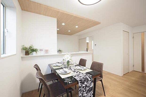 ４人用のダイニングテーブルを置いても十分な広さがあります。