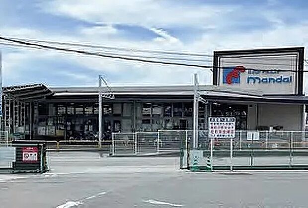 【買い物便利な立地】複数のスーパーやドラッグストアが揃い、用途やセールなどにより使い分けができて便利!温泉や飲食店などで賑わう「グンゼタウンセンターつかしん」などの大型商業施設も生活圏内です。